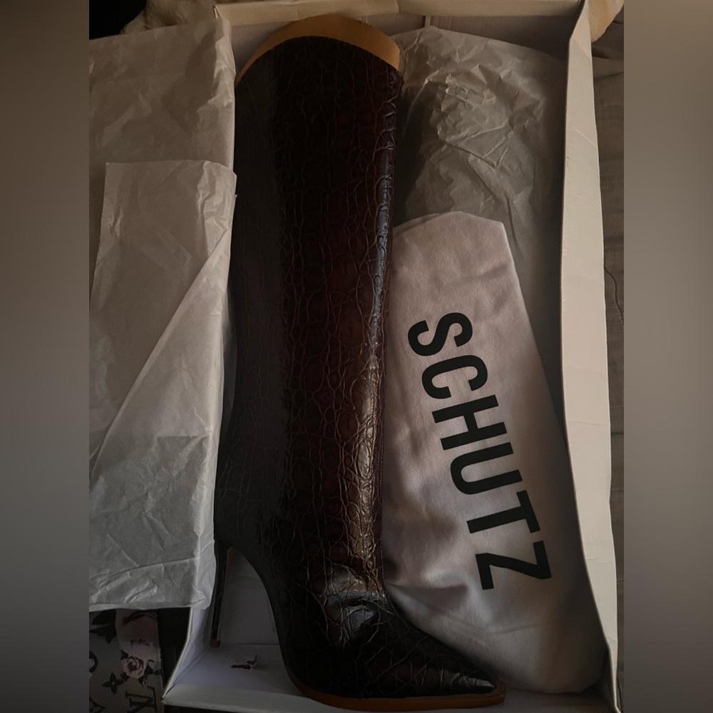 NEW SCHUTZ MARYANA